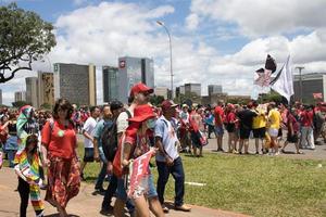 brasilia, brasilien 1. jan 2023 menschenmassen, die die esplanada hinunter zum nationalkongress zur einweihung von präsident lula in brasilia gehen foto