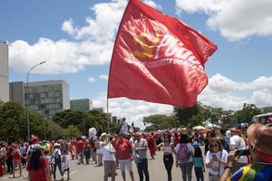 brasilia, brasilien 1. jan 2023 menschenmassen, die die esplanada hinunter zum nationalkongress zur einweihung von präsident lula in brasilia gehen foto