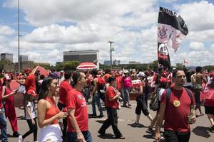 brasilia, brasilien 1. jan 2023 menschenmassen, die die esplanada hinunter zum nationalkongress zur einweihung von präsident lula in brasilia gehen foto