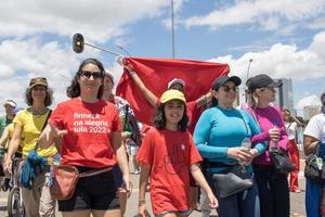 brasilia, brasilien 1. jan 2023 menschenmassen, die die esplanada hinunter zum nationalkongress zur einweihung von präsident lula in brasilia gehen. foto