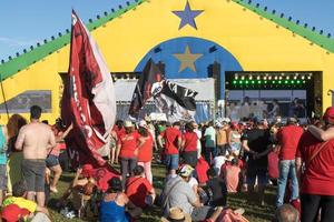 brasilia, df, brasilien 1. jan 2023 lula-anhänger versammeln sich vor dem nationalen kongress und zeigen unterstützung für präsident lula foto