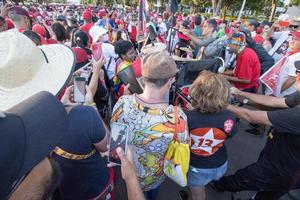 brasilia, df, brasilien 1. jan 2023 lula-anhänger, die zur unterstützung ihres neuen präsidenten die esplanada in brasilia heruntermarschieren foto