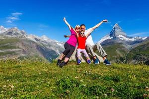 Familie an einem Wandertag in den Bergen mit Blick auf die Aussicht foto