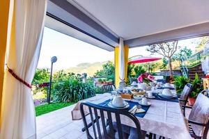 Frühstück auf der Terrasse im italienischen Dorf foto