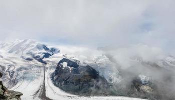 panorama der atemberaubenden berge und gletscher oben, schweiz. foto