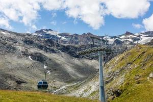 skiliftmast in einer sommerlichen berglandschaft in den alpen foto