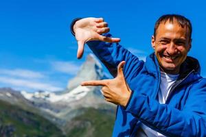 reisender mann entspannende meditation mit ruhigem blick berge landschaft reisen lifestyle wandern konzept sommerferien im freien foto