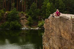 Reisender mit Rucksack in den Bergen, Fluss foto