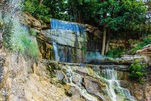 künstlicher Wasserfall. Dekorationen im Garten foto