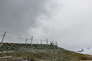 Panorama der Wolkenschicht vom Berggipfel über den Schweizer Alpen foto