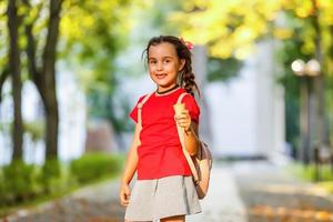 Schulmädchen geht alleine zur Schule foto