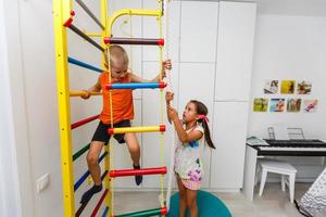 Kinder spielen im Kinderzimmer drinnen foto