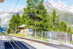 schweizer bergzug überquerte alpen, eisenbahn in den bergen foto