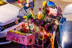 Ein Roller, der auf der Straße mit violetten Blumen bemalt wird foto