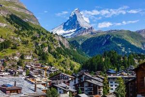 schöne aussicht auf das alte dorf mit matterhorn-gipfel im hintergrund in zermatt, schweiz foto