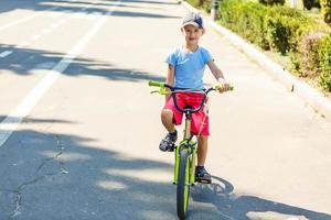 kleiner Junge, der auf seinem Fahrrad wirklich schnell ist foto