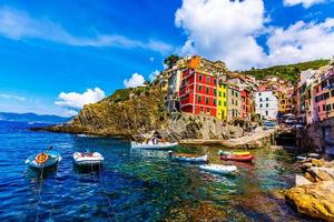 Blick auf die bunten Häuser entlang der Küste der Cinque Terre in Riomaggiore, Italien foto