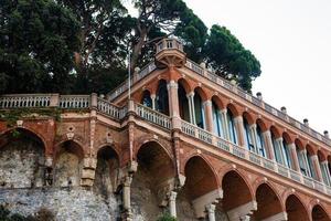 Fassaden alter italienischer Gebäude in der Altstadt, Fenster mit Fensterläden, Altbau in Genua, Italien. foto