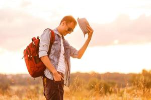 Porträt eines hübschen männlichen Wanderers und Rucksacks foto