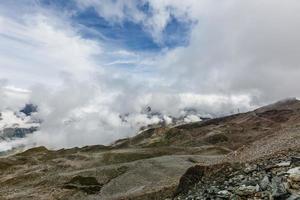 Panorama der Wolkenschicht vom Berggipfel über den Schweizer Alpen foto