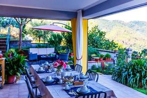 Frühstück auf der Terrasse im italienischen Dorf foto