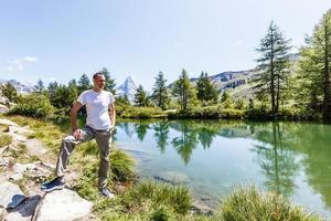 mann in den bergen der schweiz, blick auf die alpen foto