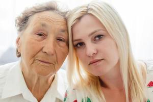 Seniorin strickt mit ihrer Enkelin zu Hause foto