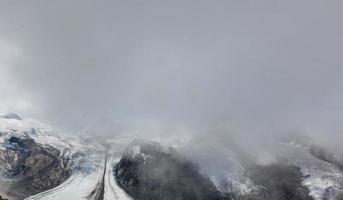 luftbild der alpen in der schweiz. Gletscher foto