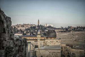 ein schöner blick auf die gebäude und mauern der altstadt von jerusalem foto