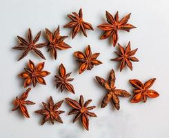 trockene reife Früchte von Sternanis vorhanden oder Illicium verum unverändert. Sternanisfrüchte werden in der Medizin und als Gewürz in der Küche verwendet. foto