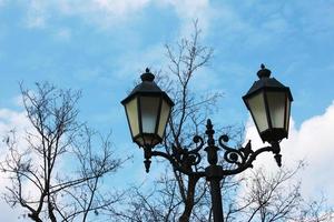 Straßenlaternen auf Metallmast vor dem Hintergrund des bewölkten blauen Himmels bei Nachmittagssonne. selektiver Fokus. foto