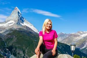 Frau Wanderer in den Alpen, Matterhorn-Gipfel in der Schweiz foto