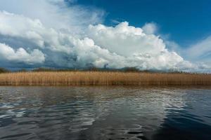 bewölkte Landschaft im See foto