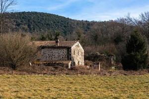 landschaften aus dem garrotxa-nationalpark der pyrenäen foto