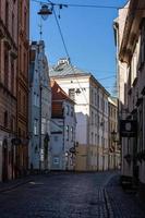 Blick auf das Stadtzentrum von Riga an einem sonnigen Morgen foto