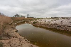 ein kleiner Waldbach mit Sandsteinfelsen und Steinen foto