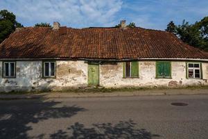 alte traditionelle häuser in lettland foto