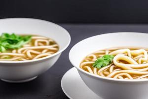 leckere Nudeln. Fast-Food-Mahlzeit mit appetitlichen Nudeln und Essstäbchen. foto