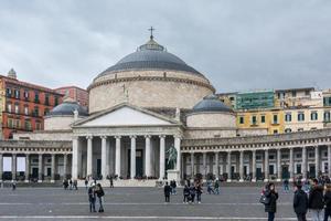 neapel, italien - 28. märz 2016 - menschen und touristen schlendern an einem bewölkten tag auf der berühmten piazza del plebiscito in neapel foto