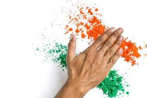 Konzept für den indischen Unabhängigkeitstag und Tag der Republik, Hand mit Trikolore auf weißem Hintergrund foto