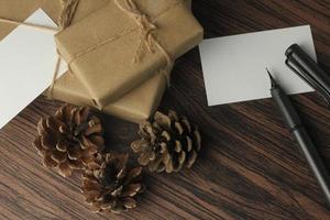 Geburtstagsgeschenkboxen aus recyceltem Papier werden auf dem Tisch vorbereitet, Draufsicht, Flatlay. foto