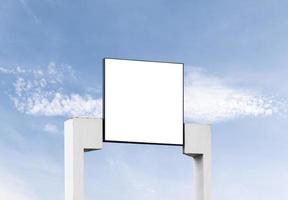 Plakatwand im Freien auf Hintergrund des blauen Himmels mit weißem Hintergrundspott oben. Beschneidungspfad foto