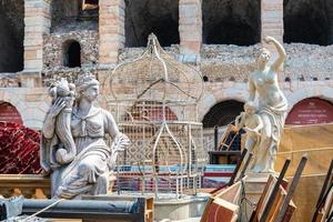 verona, italien - vorbereitung der bühne für die thetre-aufführung in der berühmten arena di verona foto