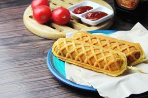 Waffelsticks Corn Dogs Hot Dog Waffeln auf einem Stock Ketchup auf einem Holztisch foto