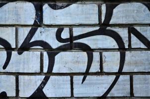 Straßenkunst. bunte Graffiti an der Wand. Fragment für den Hintergrund. abstraktes Detail eines Graffitis foto