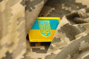 militärischer Tarnstoff mit ukrainischer Flagge auf einheitlichem Chevron foto