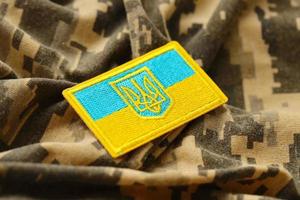 militärischer Tarnstoff mit ukrainischer Flagge auf einheitlichem Chevron foto