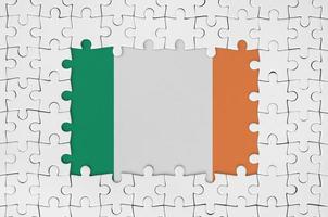 Irland-Flagge im Rahmen aus weißen Puzzleteilen mit fehlendem Mittelteil foto