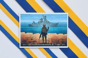 kiew, ukraine - 4. mai 2022 berühmtes ukrainisches souvenir mit russischem kriegsschiff und ukrainischem soldaten foto