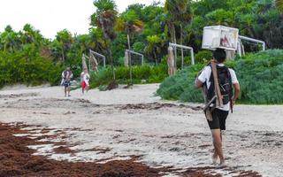 playa del carmen quintana roo mexiko 2022 strandverkäufer mit lebensmittelbox auf dem kopf in mexiko. foto